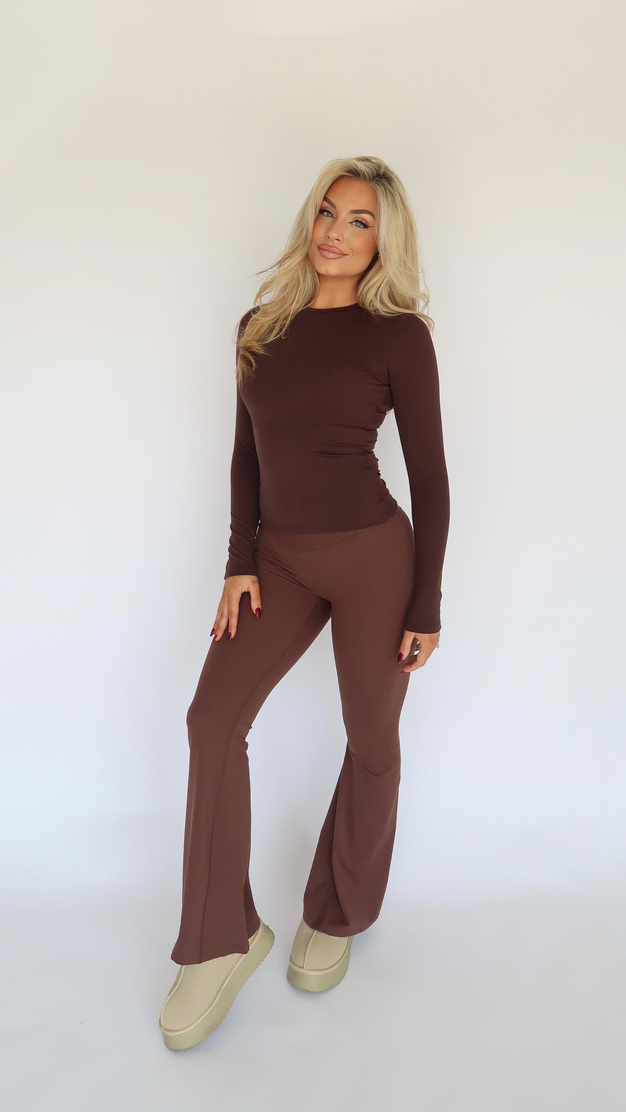 PERFORMANCE FITTED LONG SLEEVE CHOCLATE