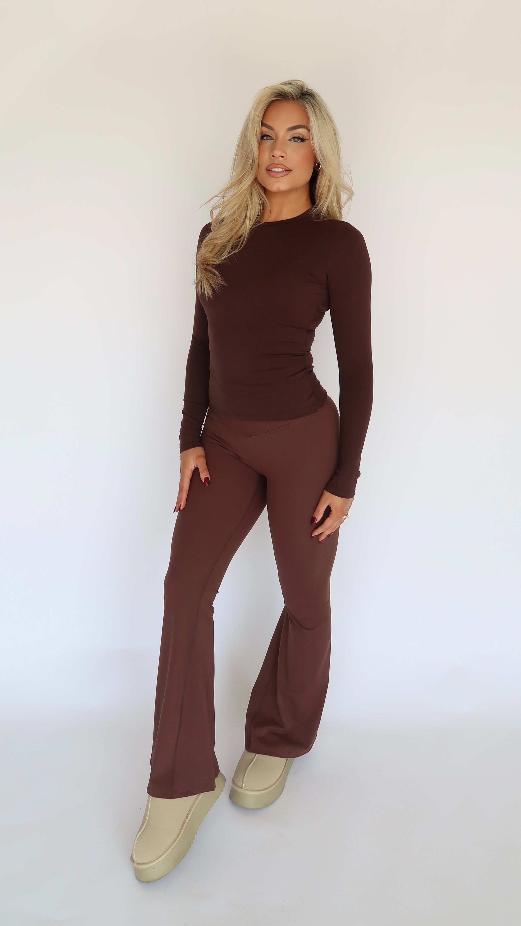 PERFORMANCE FITTED LONG SLEEVE CHOCLATE