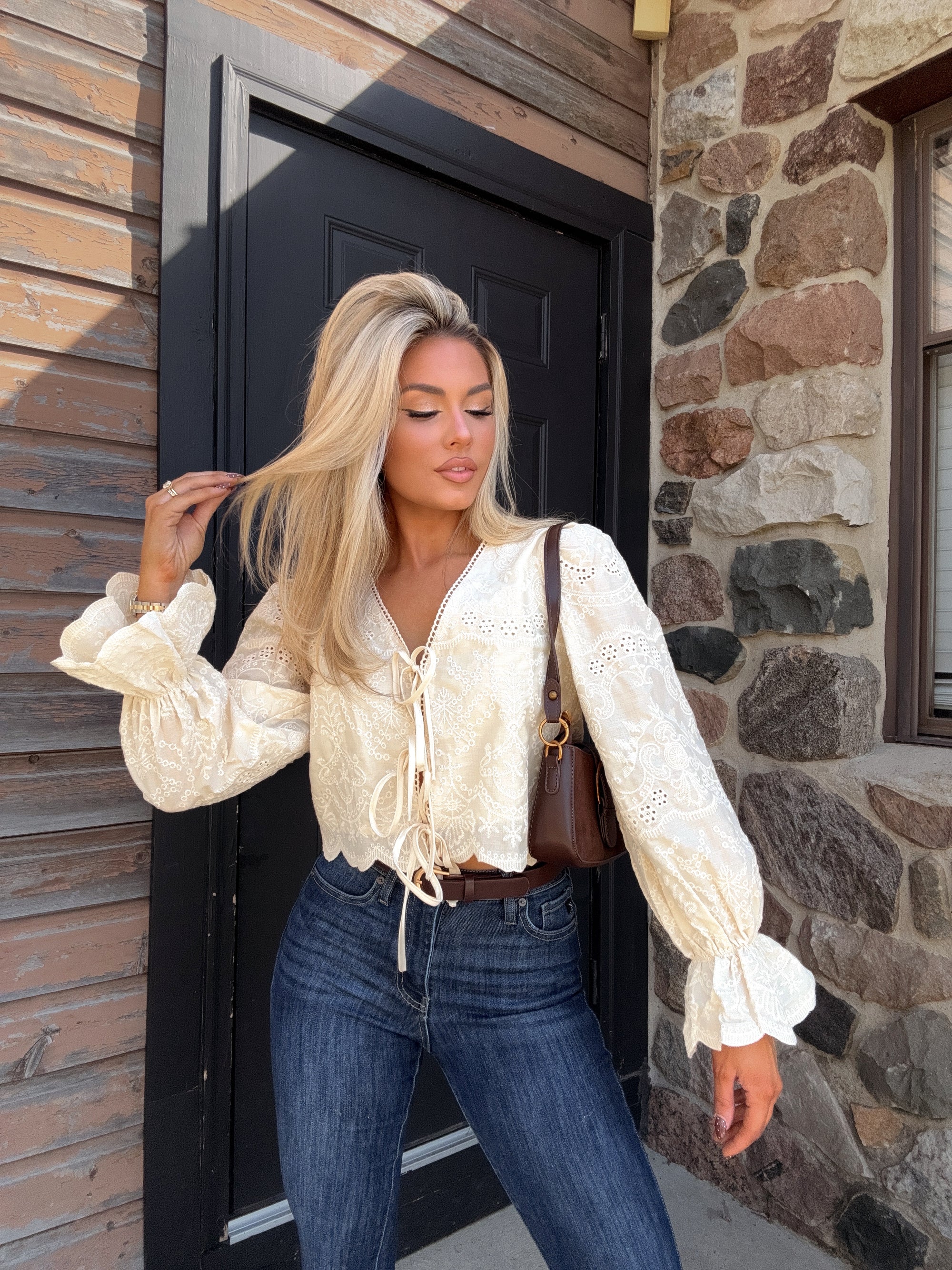 LOU EYELET CREAM TOP