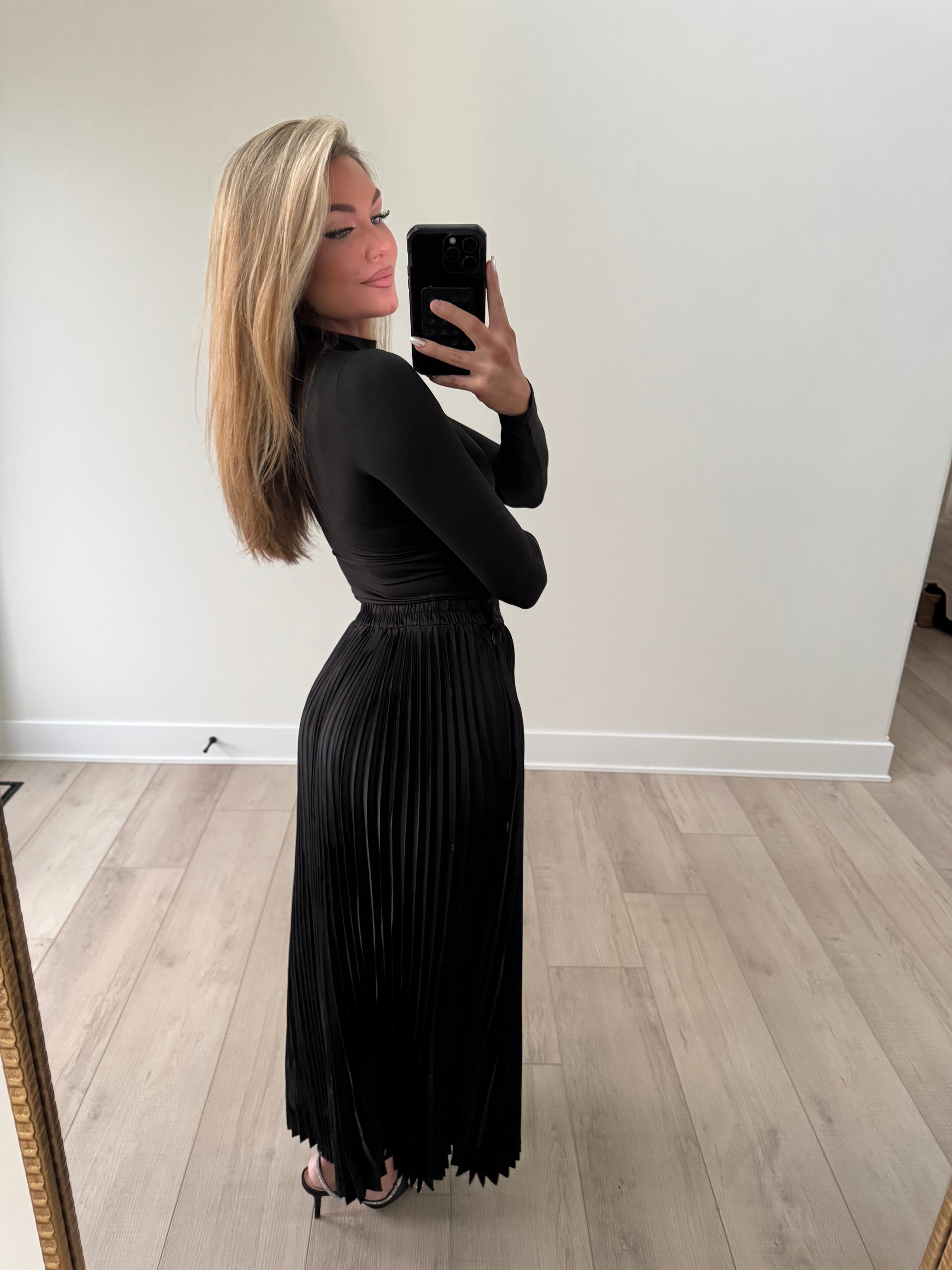BROADWAY NIGHTS PLEATED MIDI SKIRT BLACK