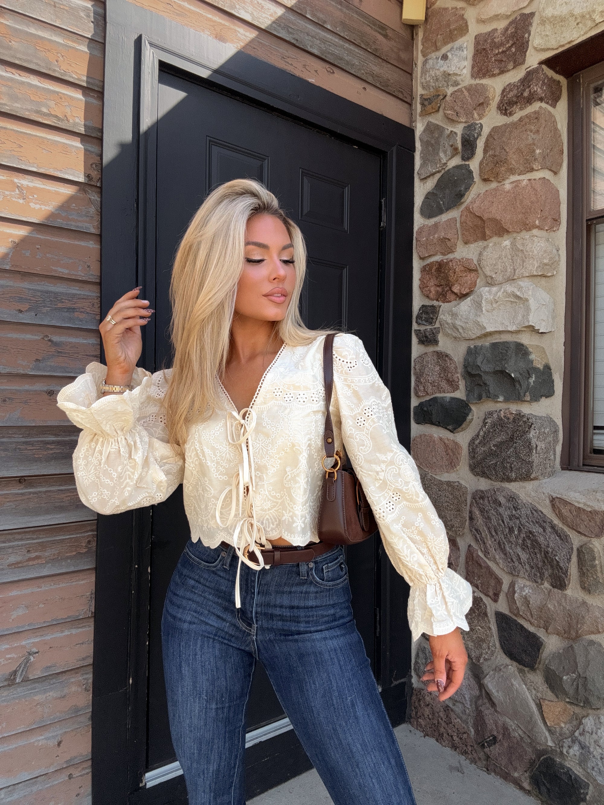LOU EYELET CREAM TOP