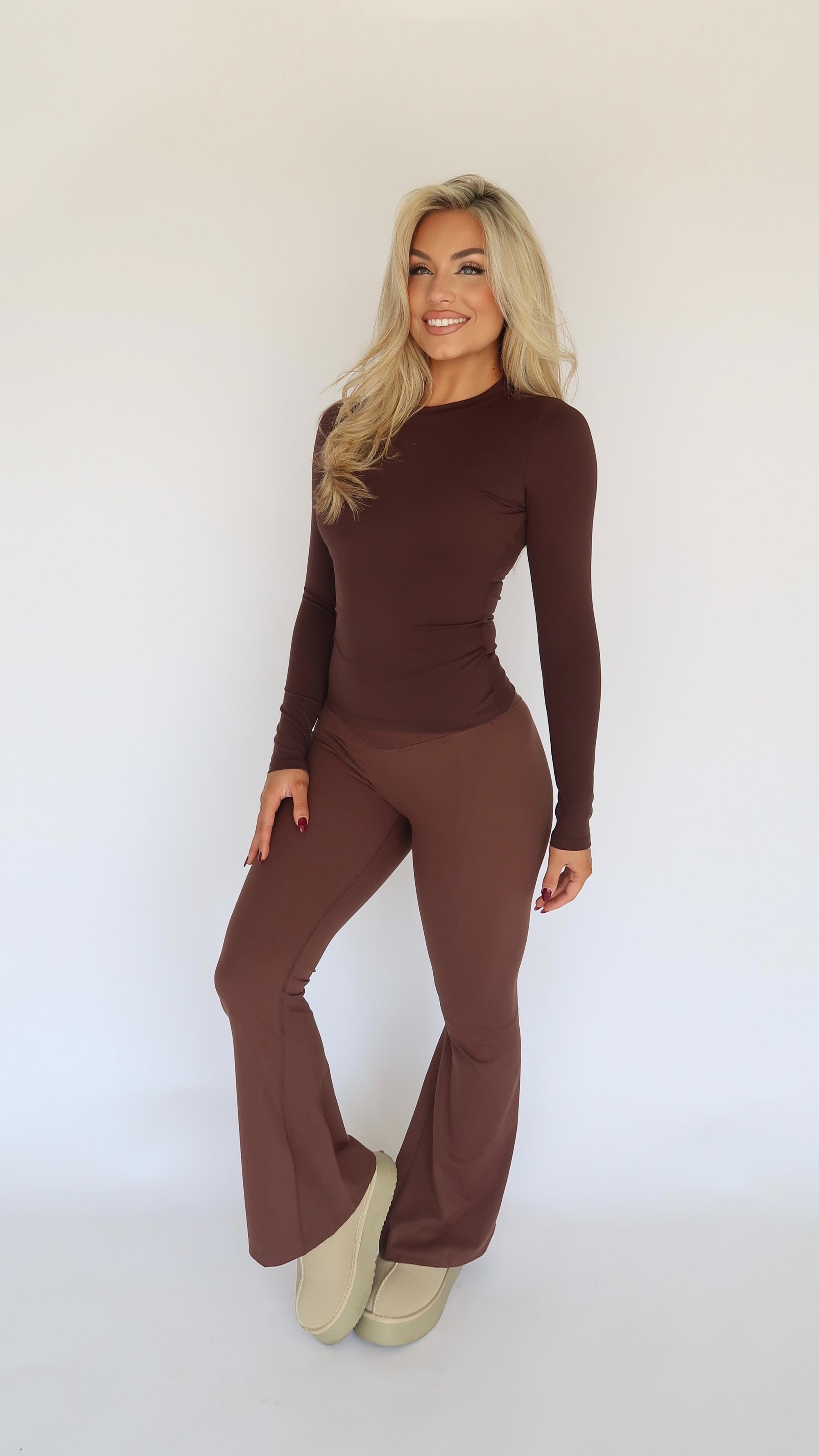PERFORMANCE FITTED LONG SLEEVE CHOCLATE
