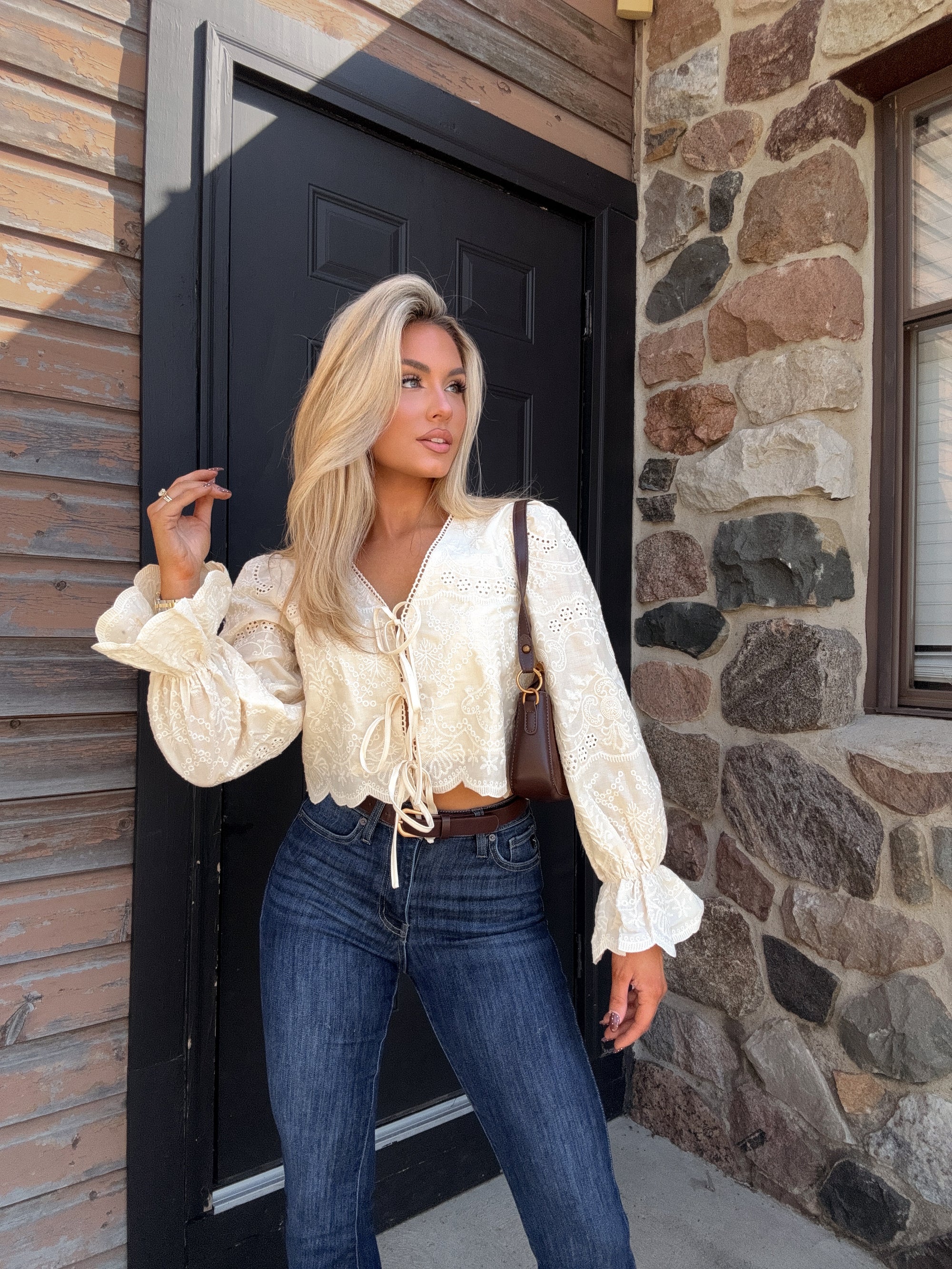 LOU EYELET CREAM TOP