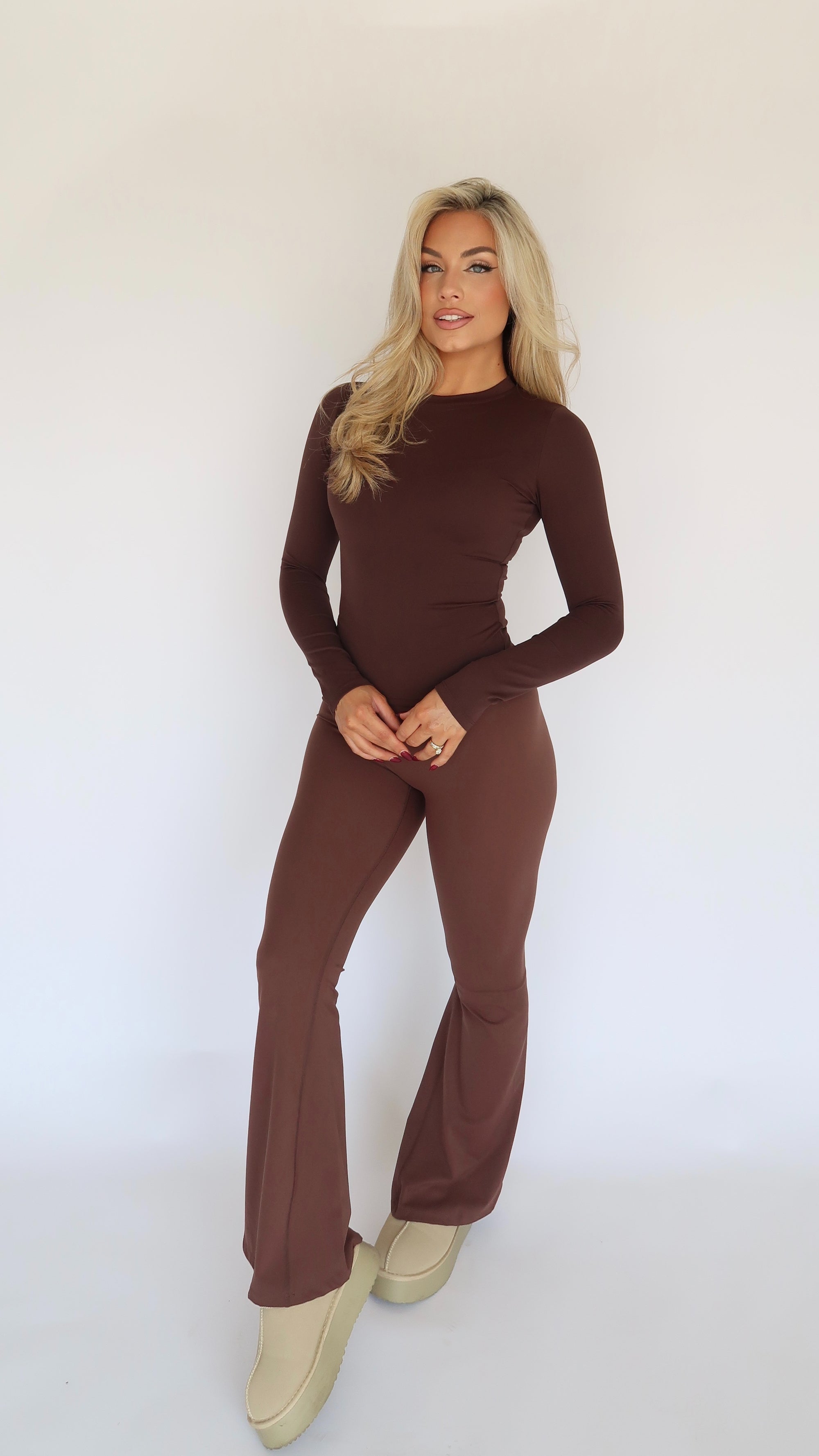 PERFORMANCE FITTED LONG SLEEVE CHOCLATE