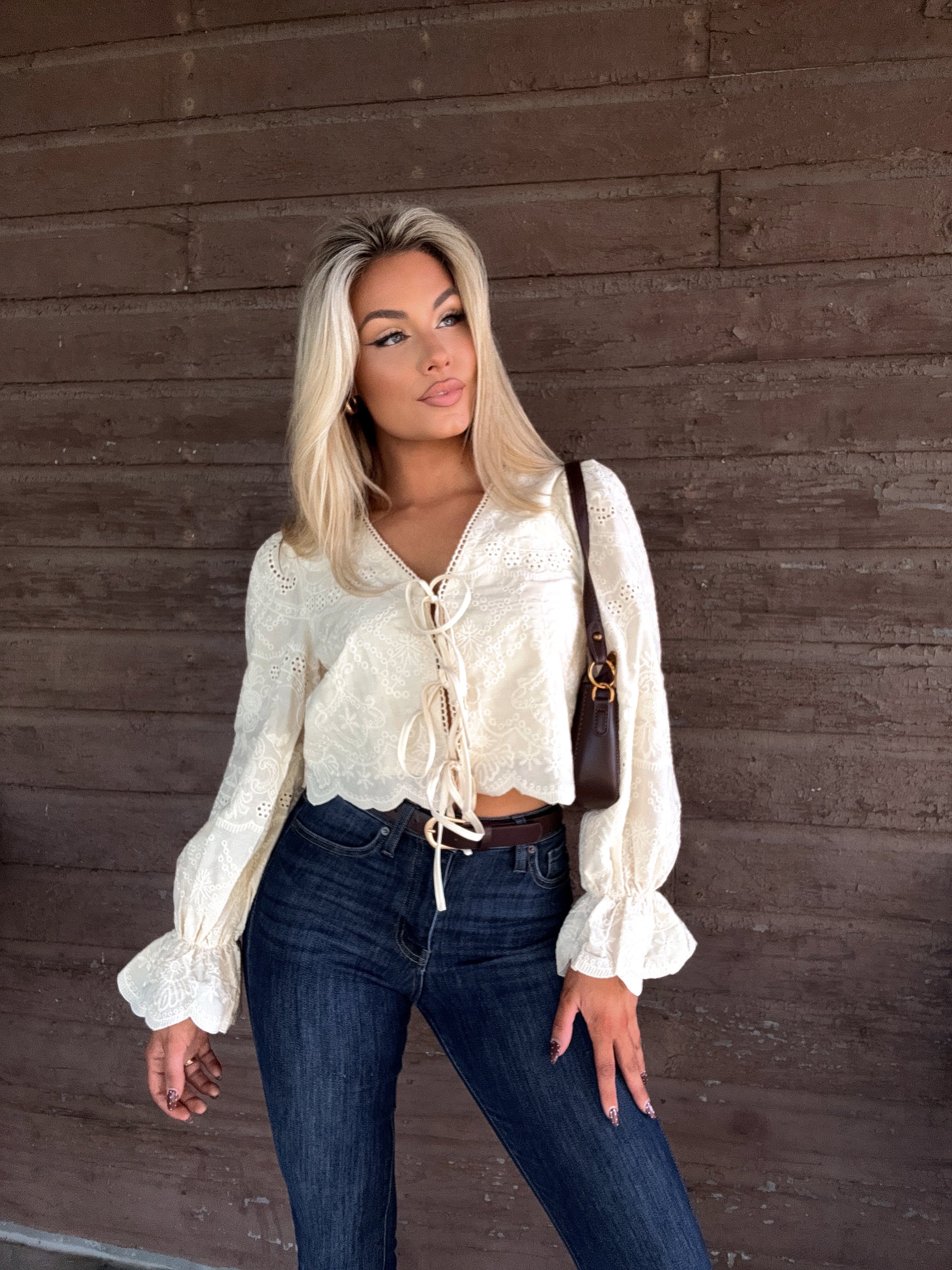 LOU EYELET CREAM TOP