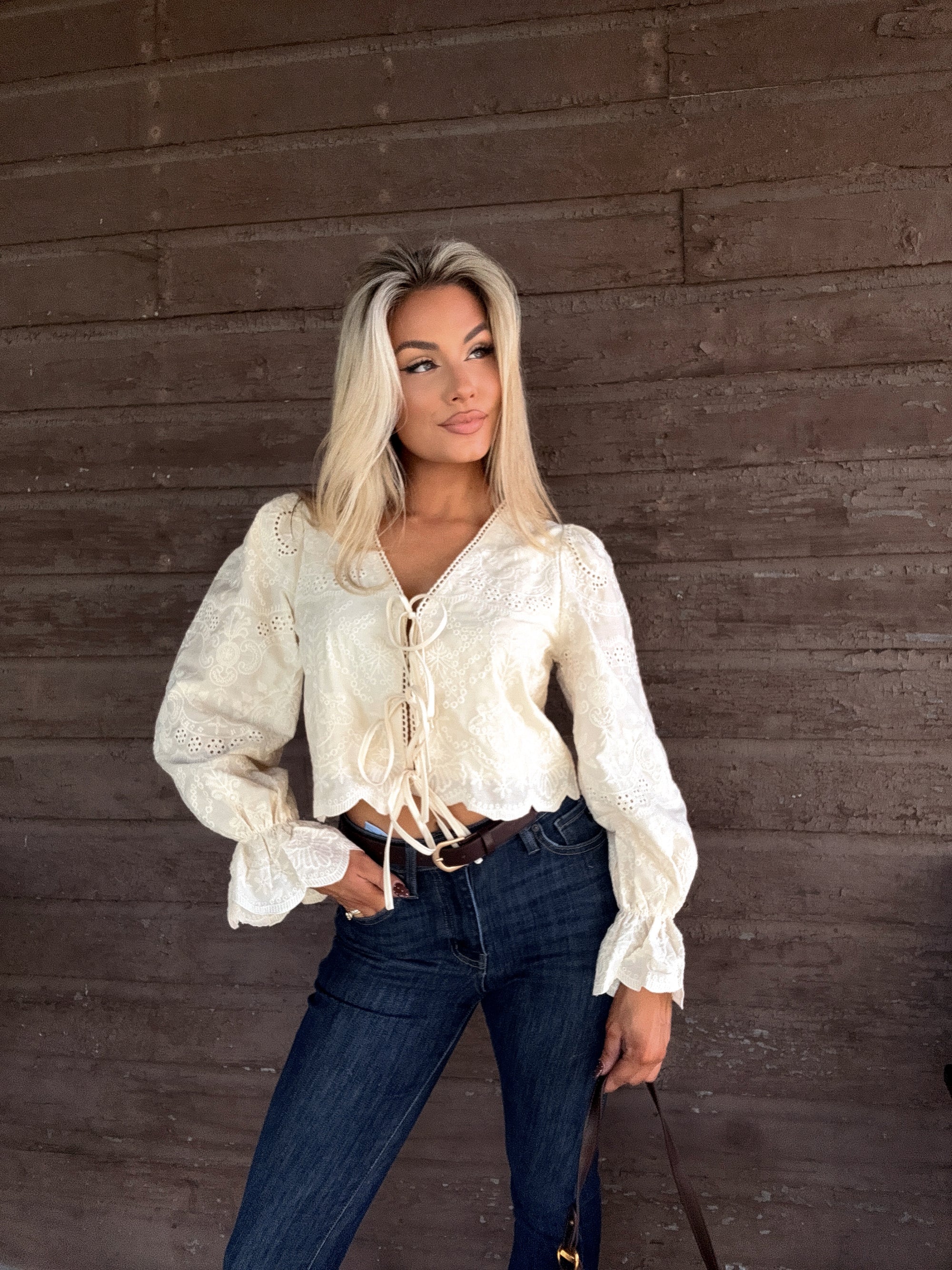 LOU EYELET CREAM TOP