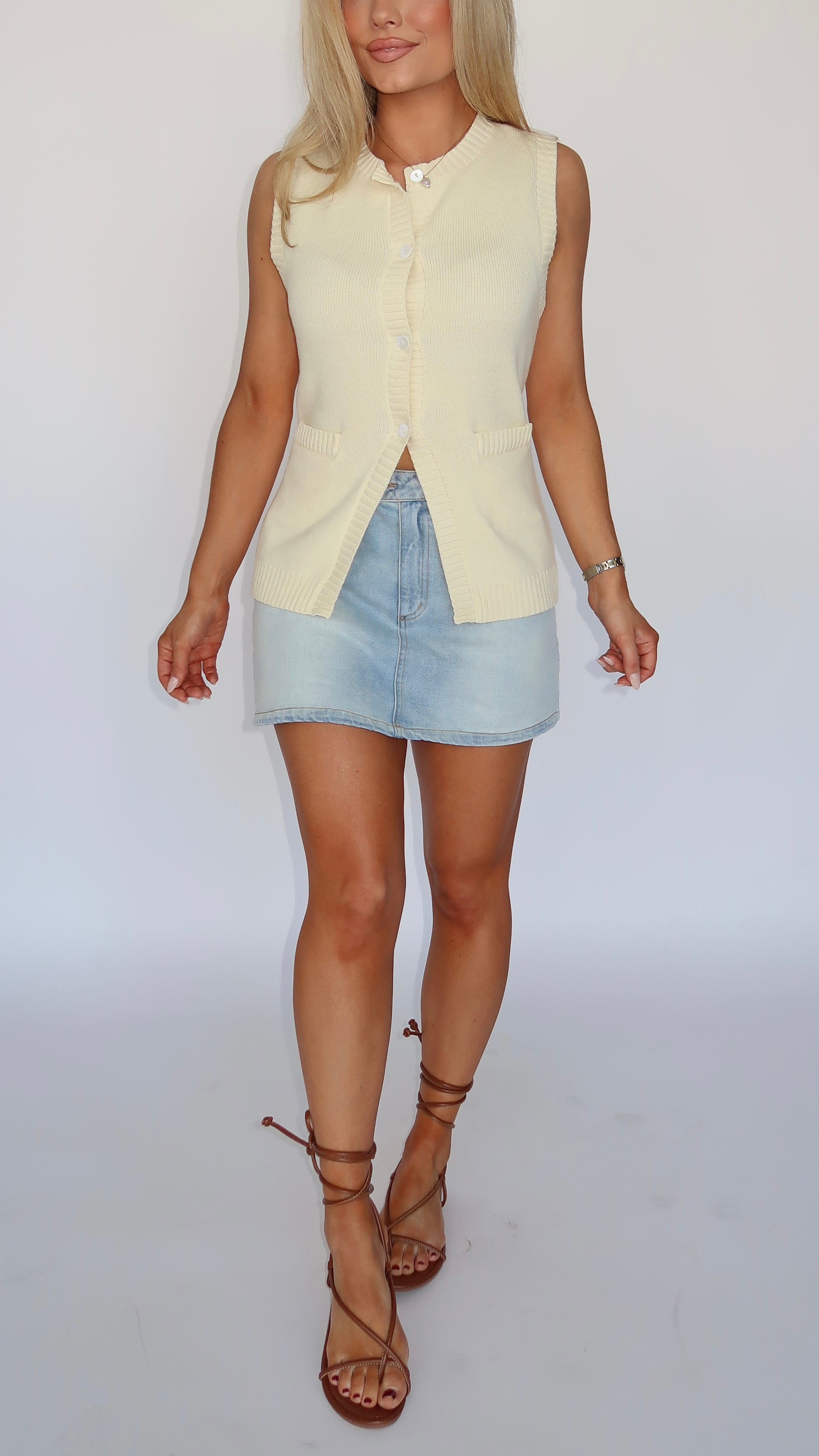 HIGH-WAISTED LIGHT WASH DENIM SKORT