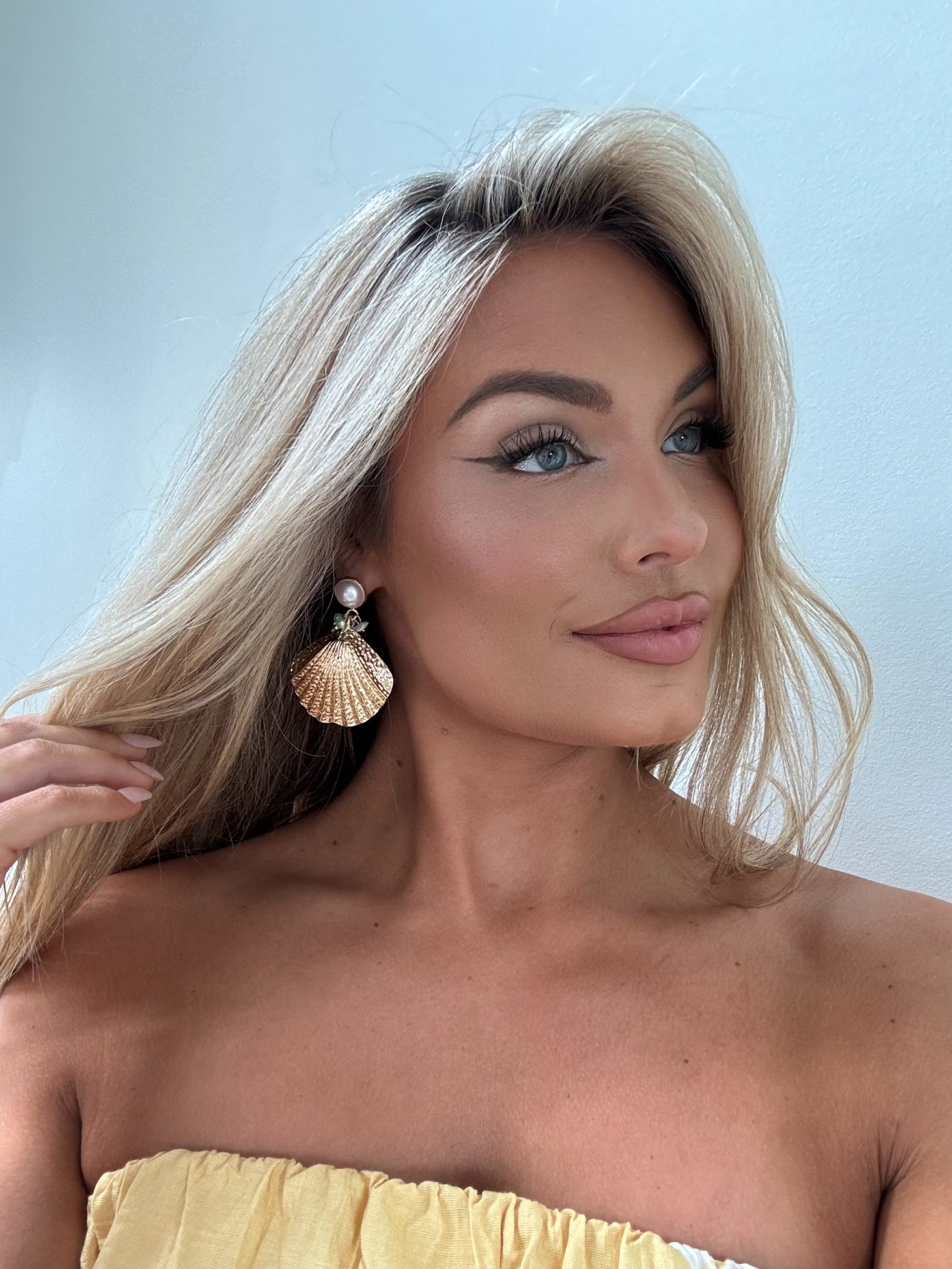 GOLD SHELL DROP EARRINGS