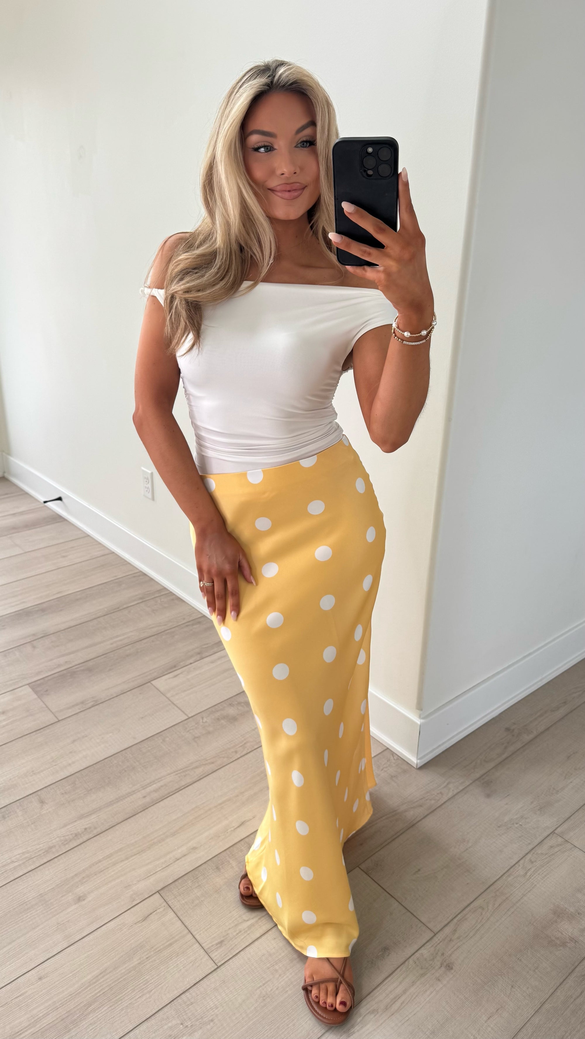 WHITE STAPLE OFF THE SHOULDER TWIST TOP